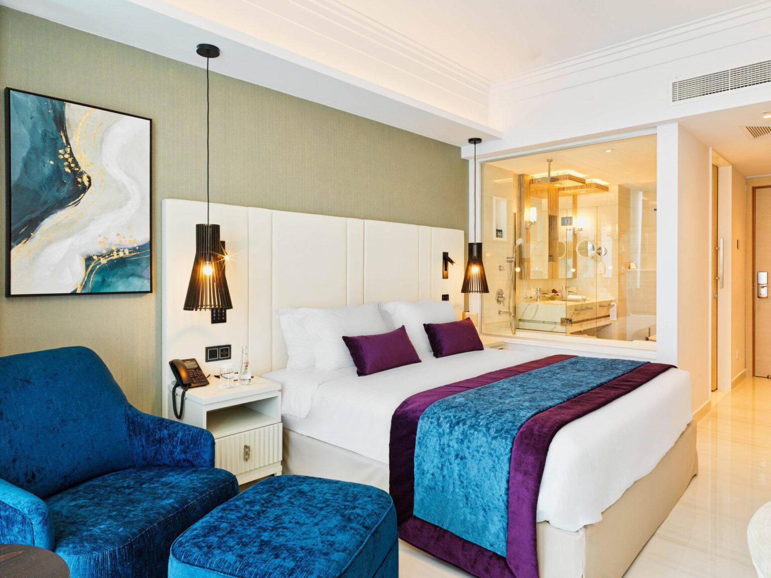 przykladowa sypialnia hotelu Amanti, MadeForTwo Hotels, kolorowe narzuty, jasna przestrzen