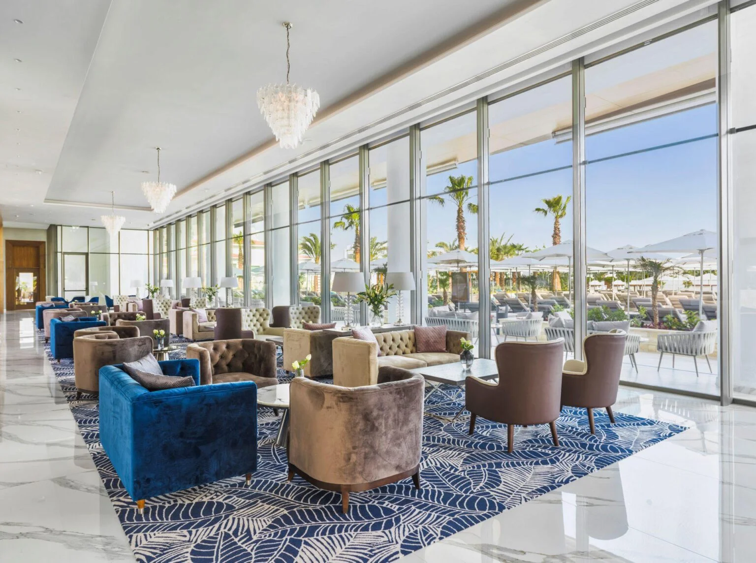 місце для спільного відпочинку гостей готелю, елегантний інтер'єр, дивани в приглушених тонах Amanti hotel, MadeForTwo Hotels