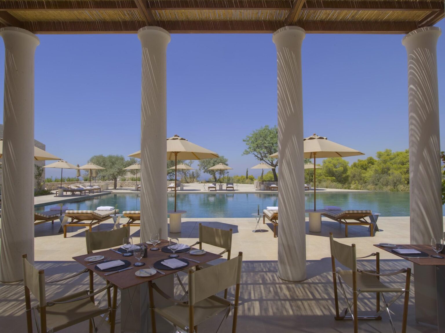 widok z tarasu na basen hotelowy Amanzoe