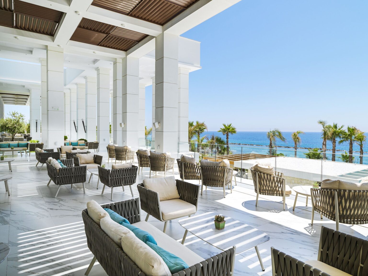 taras restauracyjny z widokiem na morze Amavi, MadeForTwo Hotels