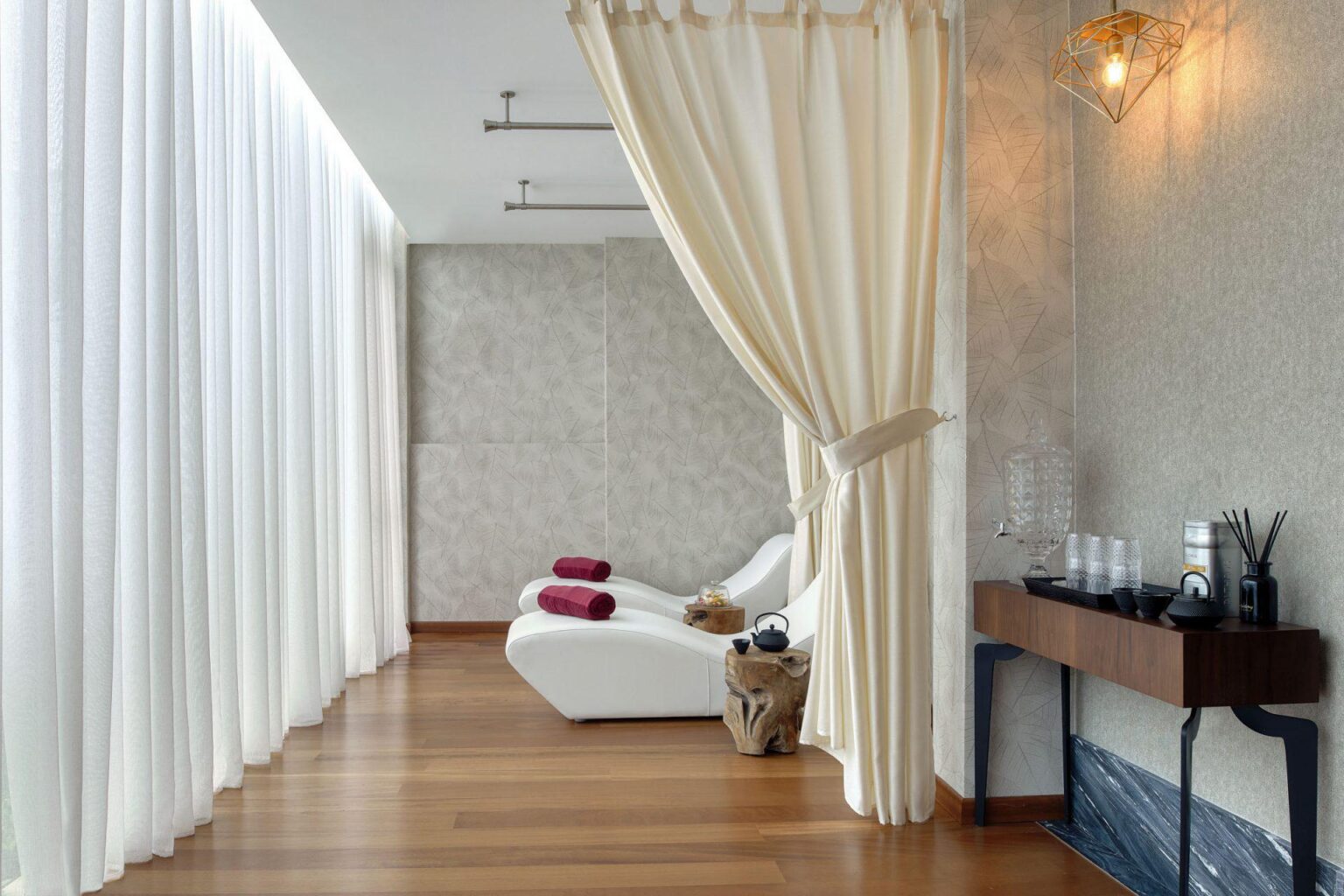 strefa spa, czerwone dodatki jasne wnętrze Amavi, MadeForTwo Hotels