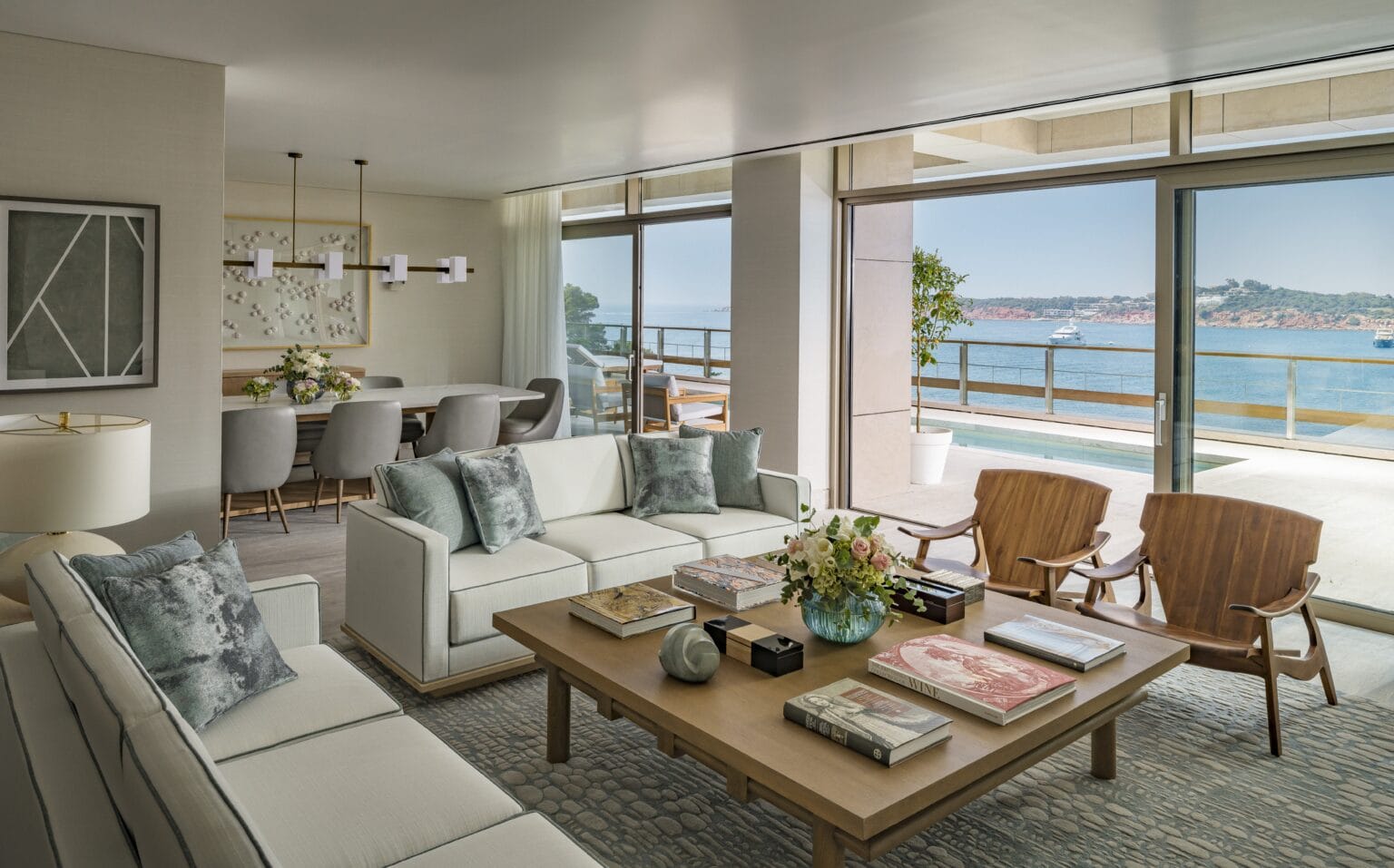 przestronny salon w jasno-beżowych odcieniach z widokiem na morze Four Seasons Astir Palace Hotel Athens