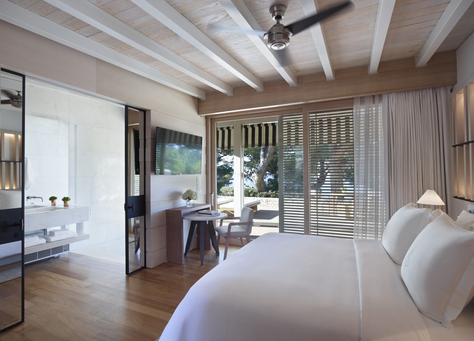 Przestronna sypialnia z wyjściem na taras Four Seasons Astir Palace Hotel Athens