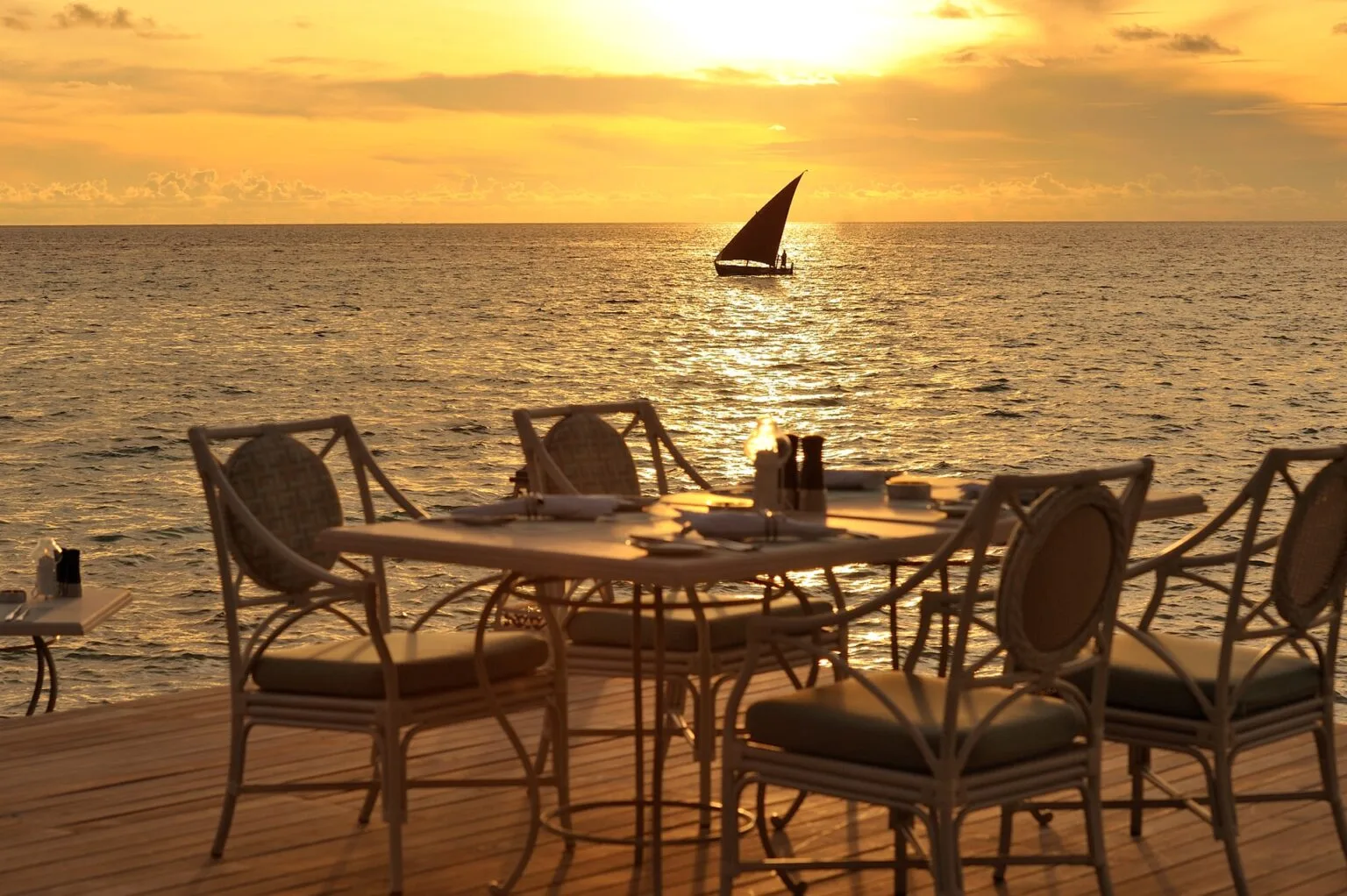 Ayada-Maldives-dining-Ocean-Breeze-restaurant-12.jpg