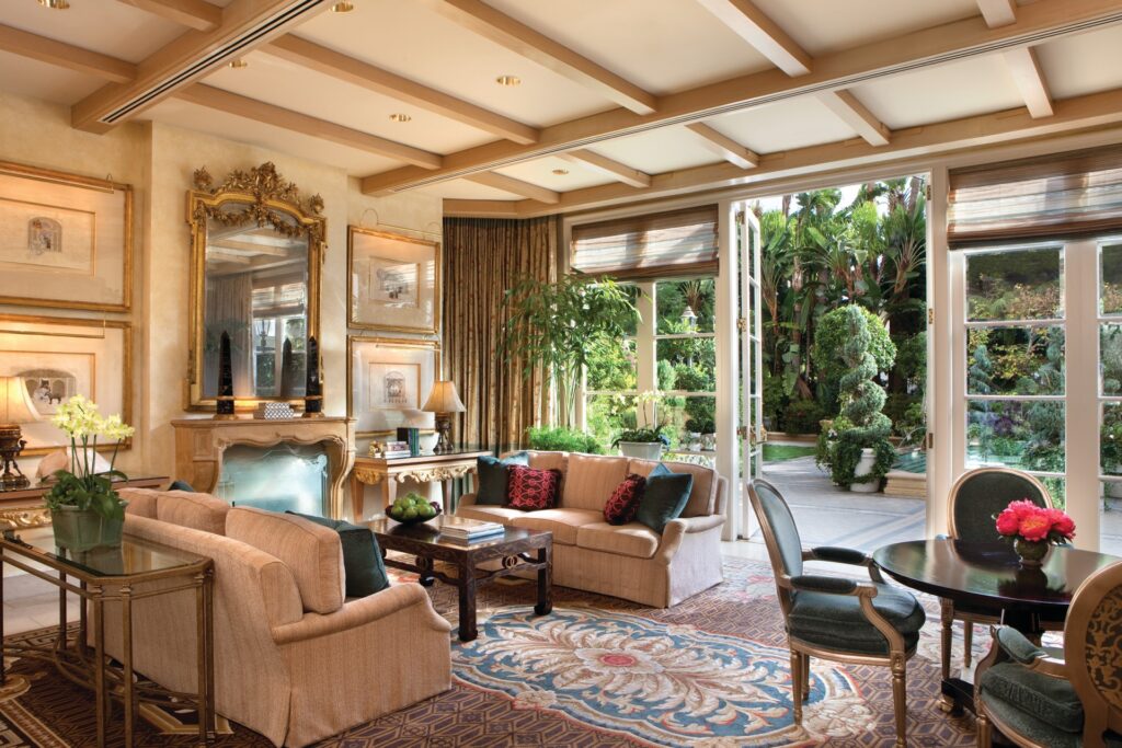 Four Seasons Los Angeles at Beverly Hills,Luksusowy hotel z widokiem na napis „Hollywood” - Four Seasons Los Angeles at Beverly Hills,Hotel usytuowano w spokojnej okolicy,która jest zamieszkiwana m.in. przez elitę Hollywood