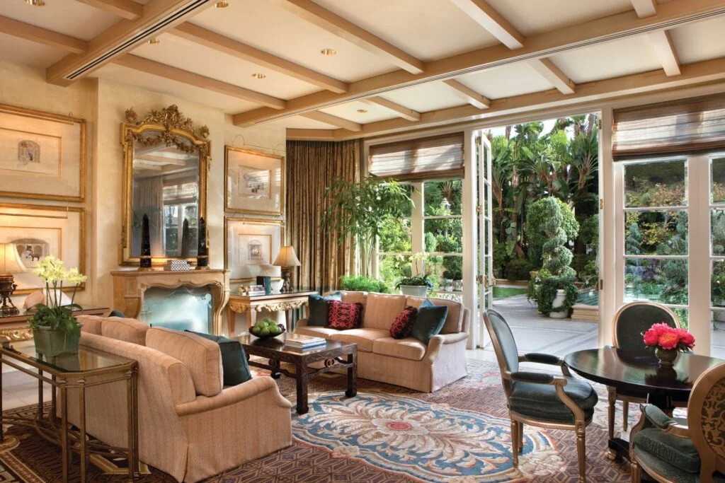 Four Seasons Los Angeles at Beverly Hills, роскошный отель с видом на знак Голливуда - Four Seasons Los Angeles at Beverly Hills, отель расположен в тихом районе, где проживает, в том числе, элита Голливуда.