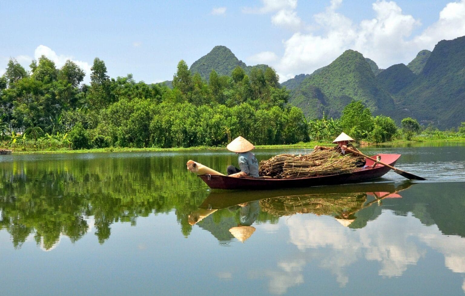 BoatWomen-of-Vietnam-dreamstime.jpg