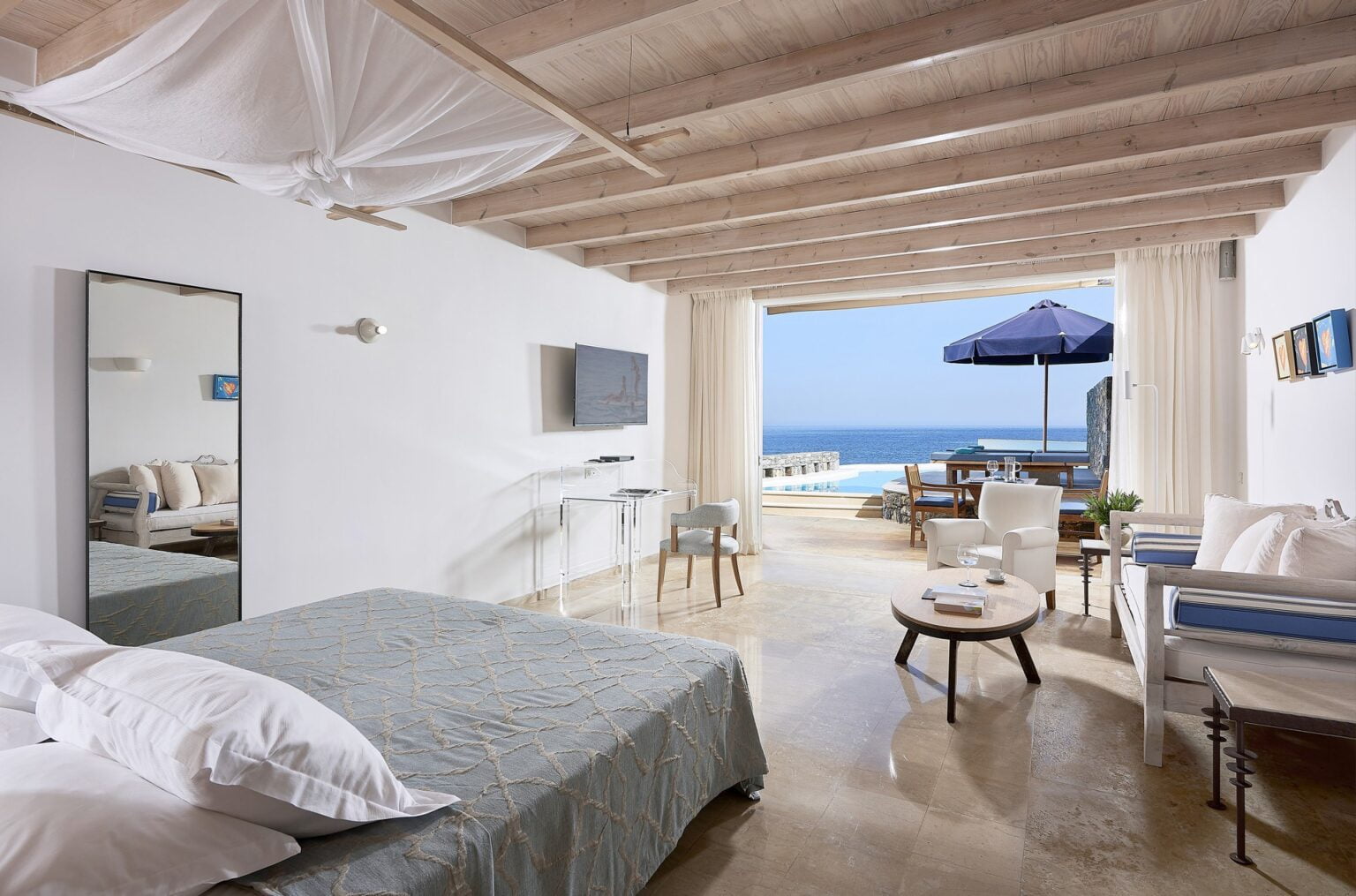 Club-Studio-Suite-Private-Pool-Seafront.jpg