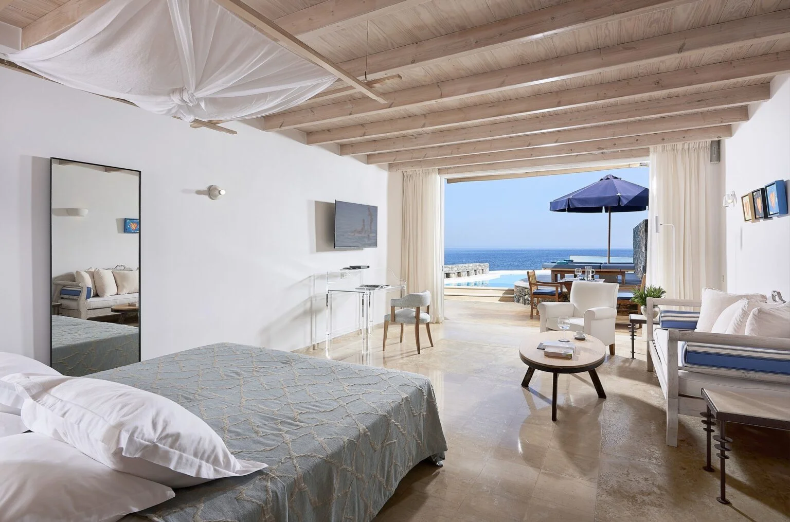 Club-Studio-Suite-Private-Pool-Seafront.jpg
