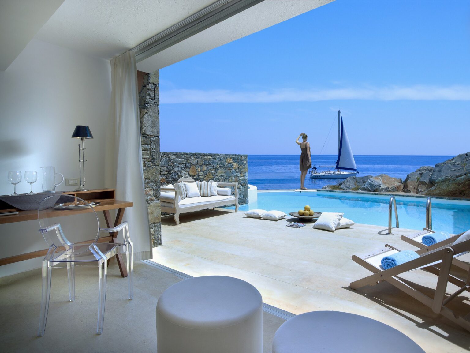 Club-Studio-Suite-Private-Pool-Seafront-6.jpg