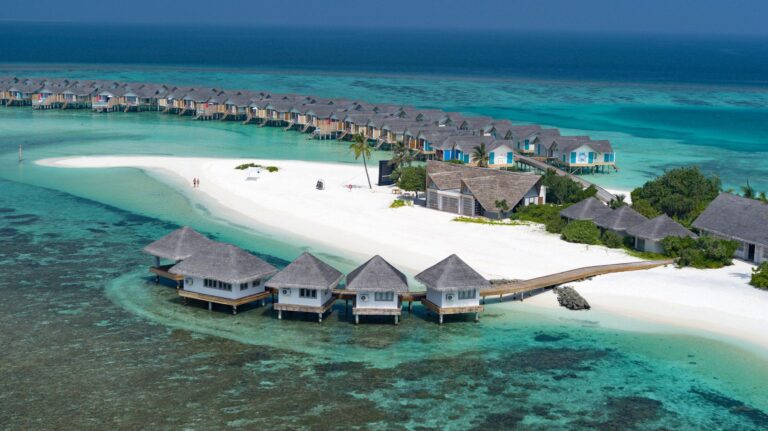 Cora Cora Maldives - All Inclusive,Podróże z dziećmi na Malediwy w otoczeniu przyrody w Cora Cora Maldives,Hotel i galeria sztuki w jednym,Wybierz się na wycieczkę do Muzeum Narodowego w Malediwach