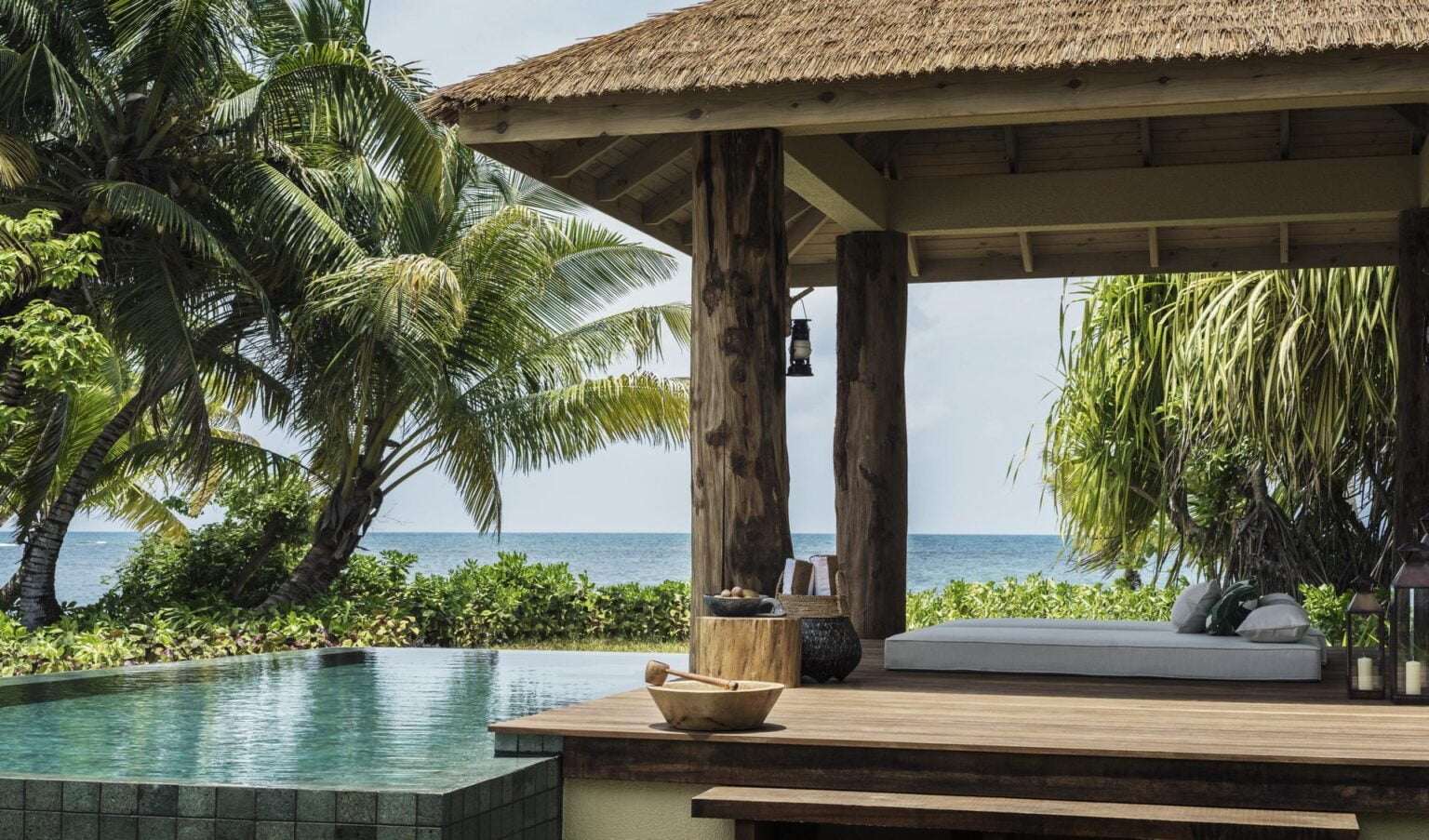 basen pod drewnianą wiatą wśród palm