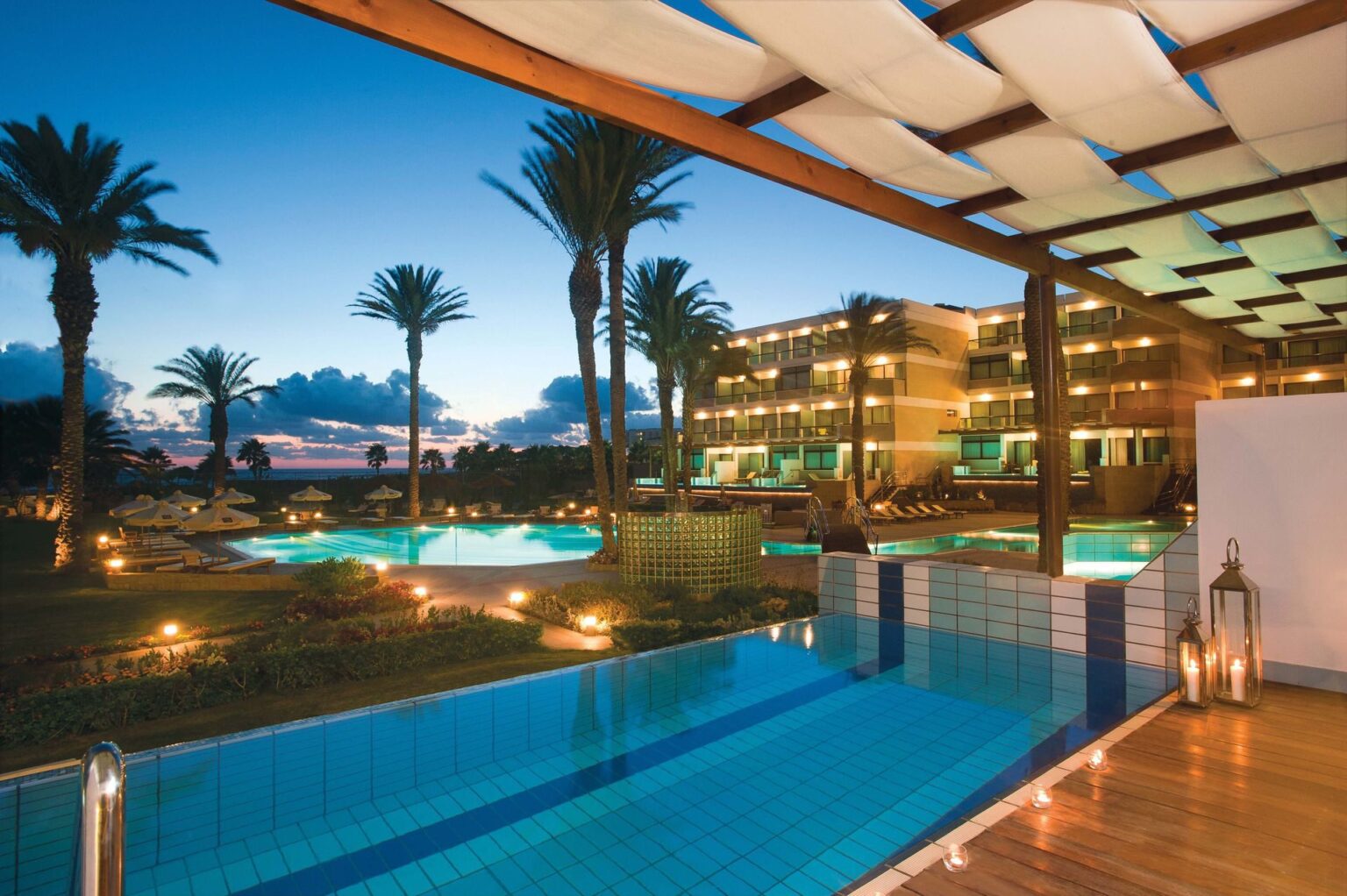 Cypr-Pafos-06-asimina-suites-hotel-night-pool_resized.jpg