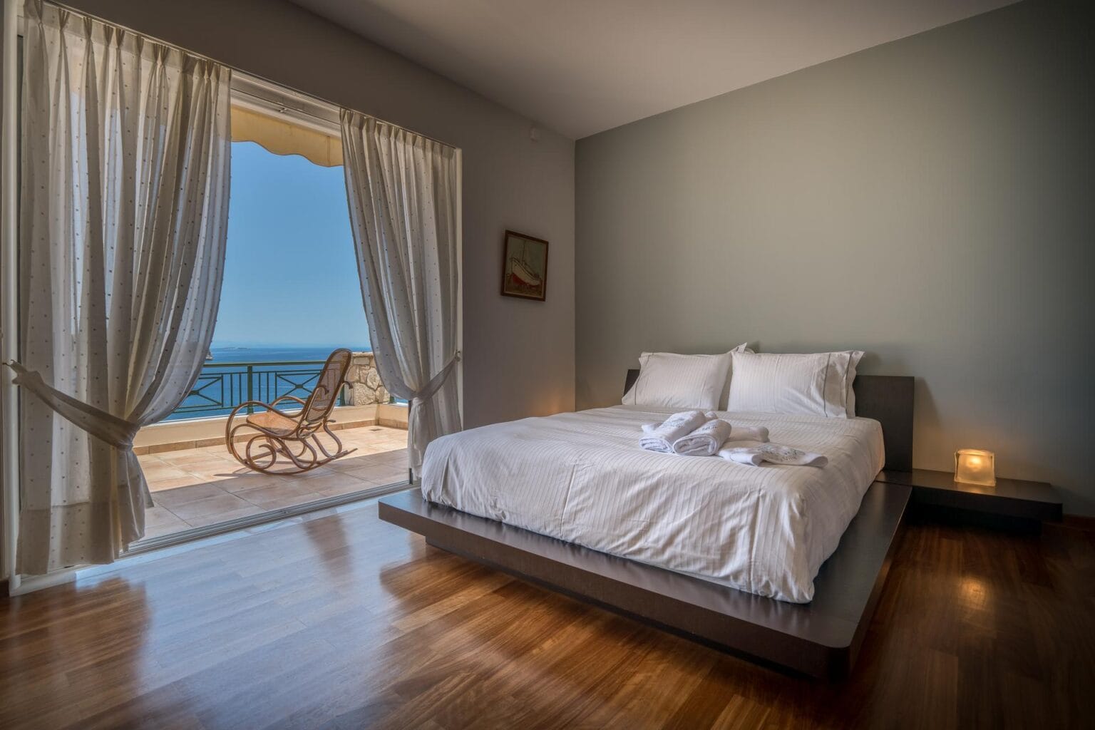 sypialnia z widokiem na morze Serenus Luxury Villa