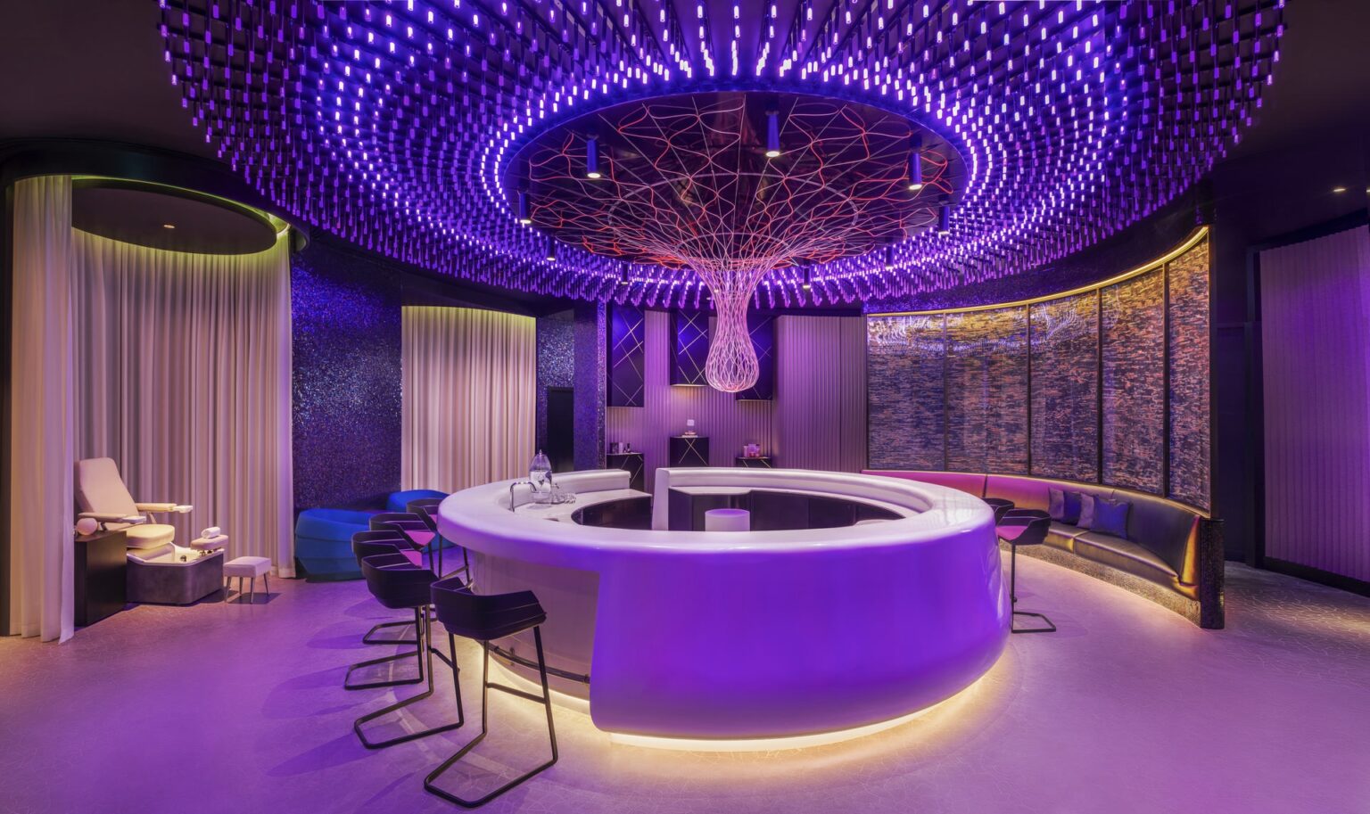 Podświetlone na fioletowo miejsce do uslug kosmetycznych w W Dubai – The Palm