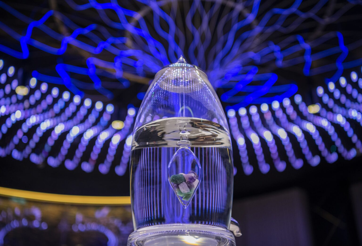 W Dubai – The Palm - miejsce do zabiegow spa w ciekawym bialym i niebieskim oswietleniu