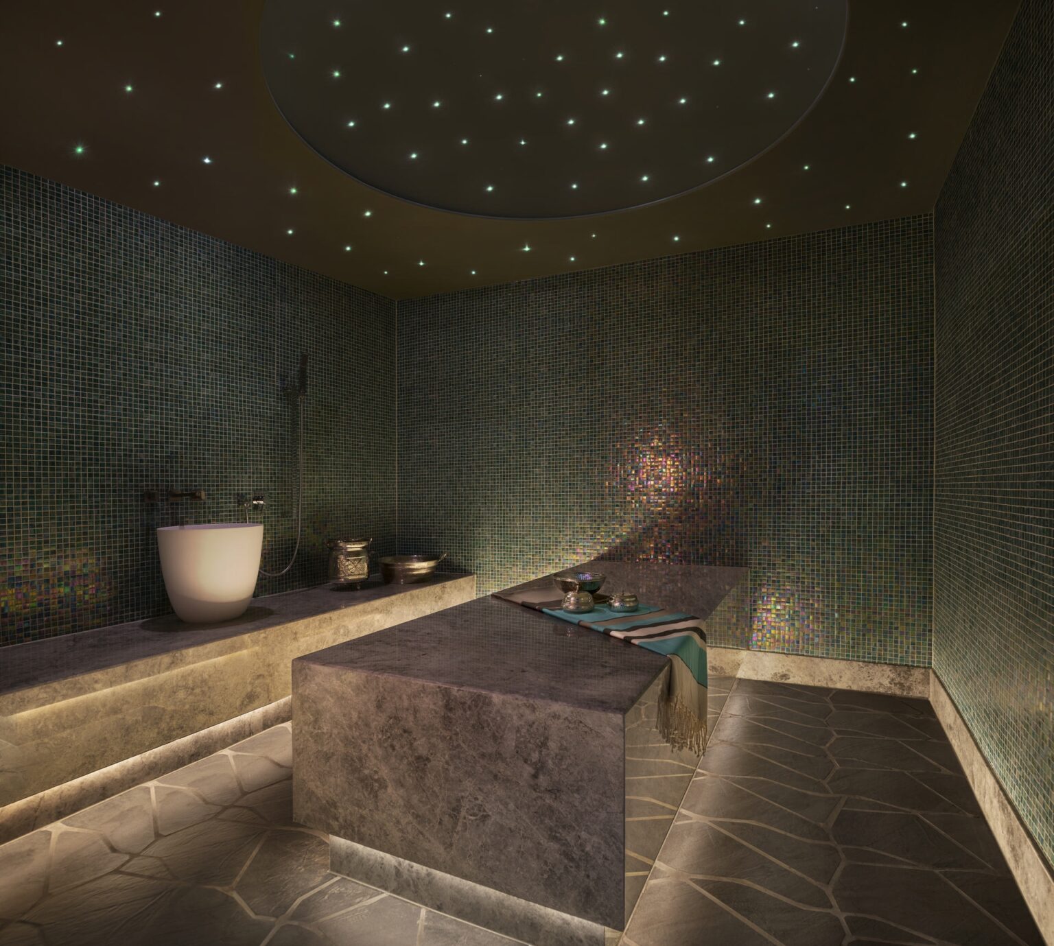 klimatyczne przyciemnione miejsce do zabiegow spa w W Dubai – The Palm