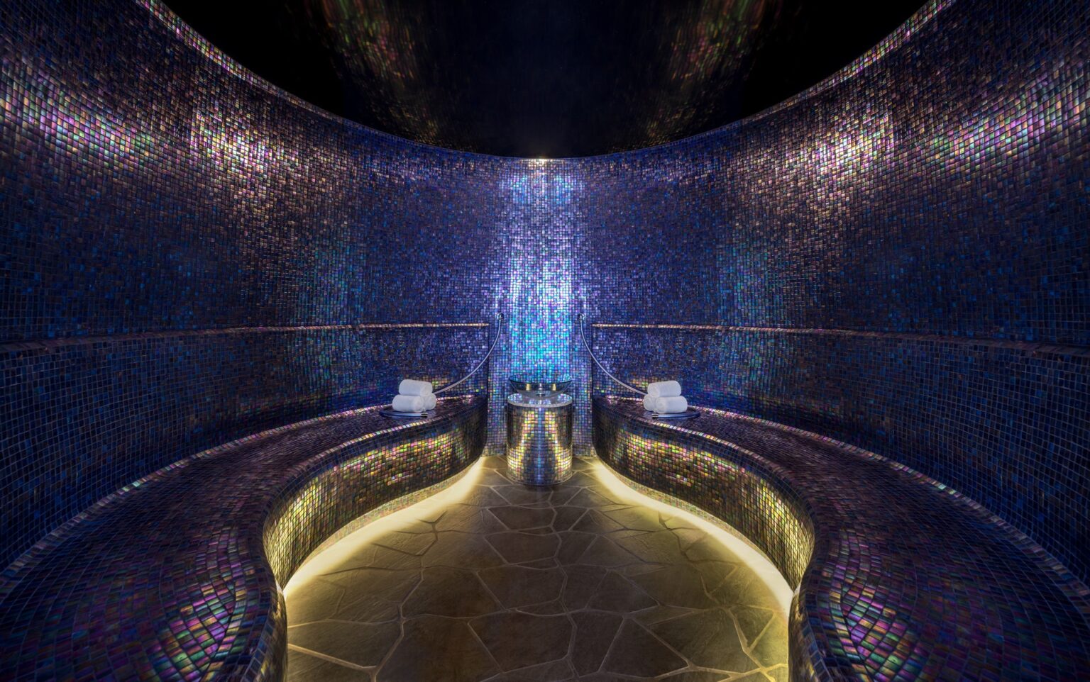 klimatyczne przyciemnione miejsce do zabiegow spa w W Dubai – The Palm