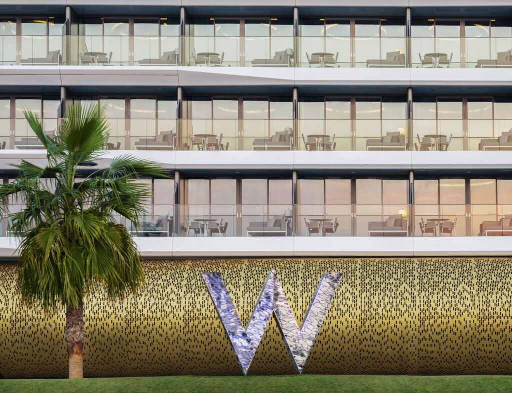 zdjecie przedstawia hotel z zewnatrz