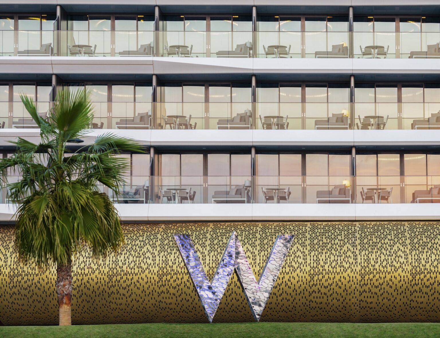 zdjecie przedstawia hotel z zewnatrz