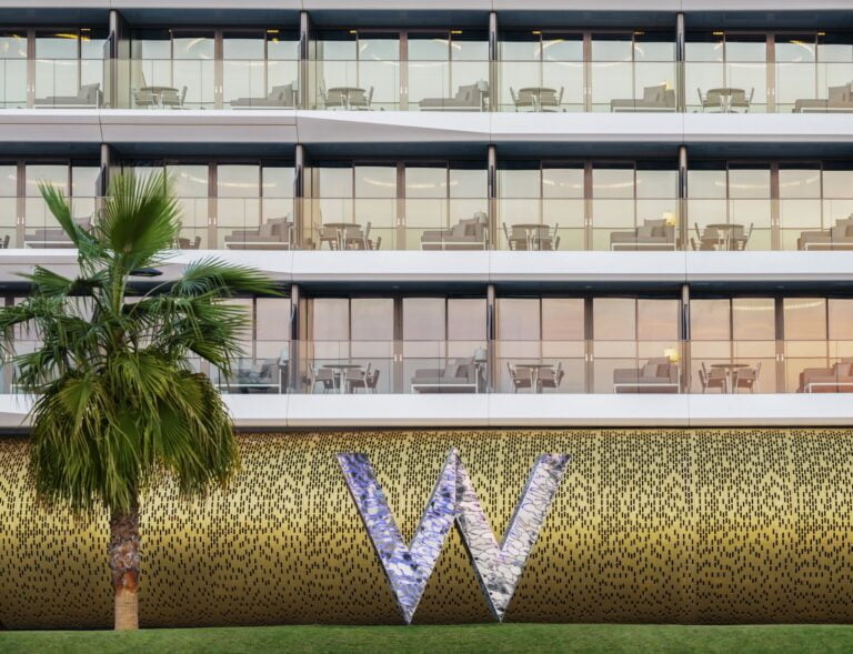 zdjecie przedstawia hotel z zewnatrz