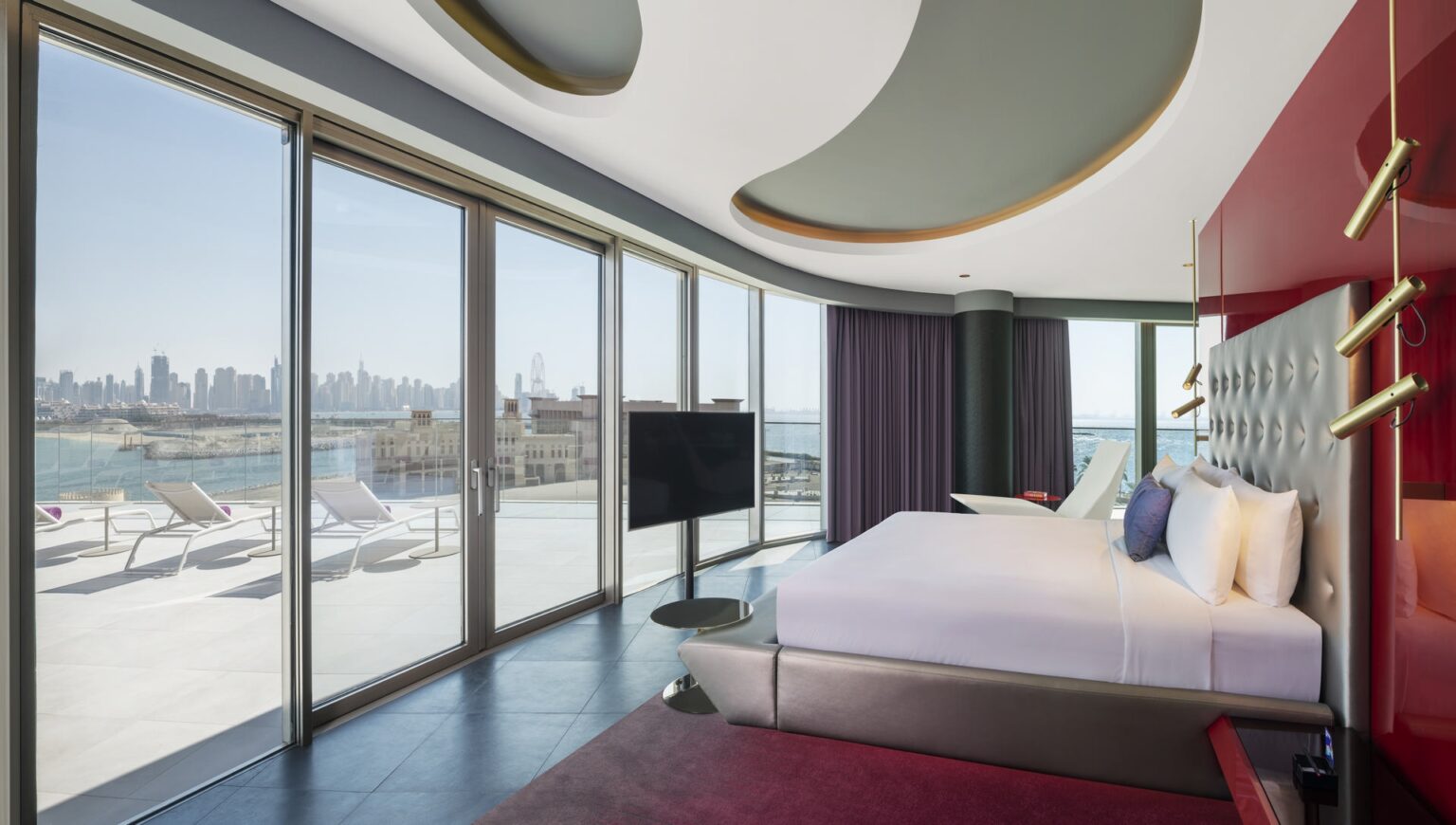 sypialnia z telewizorem, zaokraglona panorama pokoju na miasto