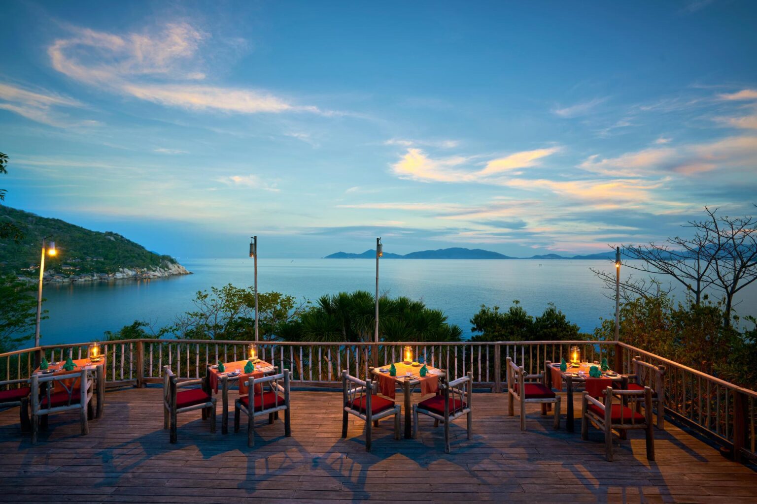 Dining_by_the_Rocks2_6583-ORIGINAL.jpg