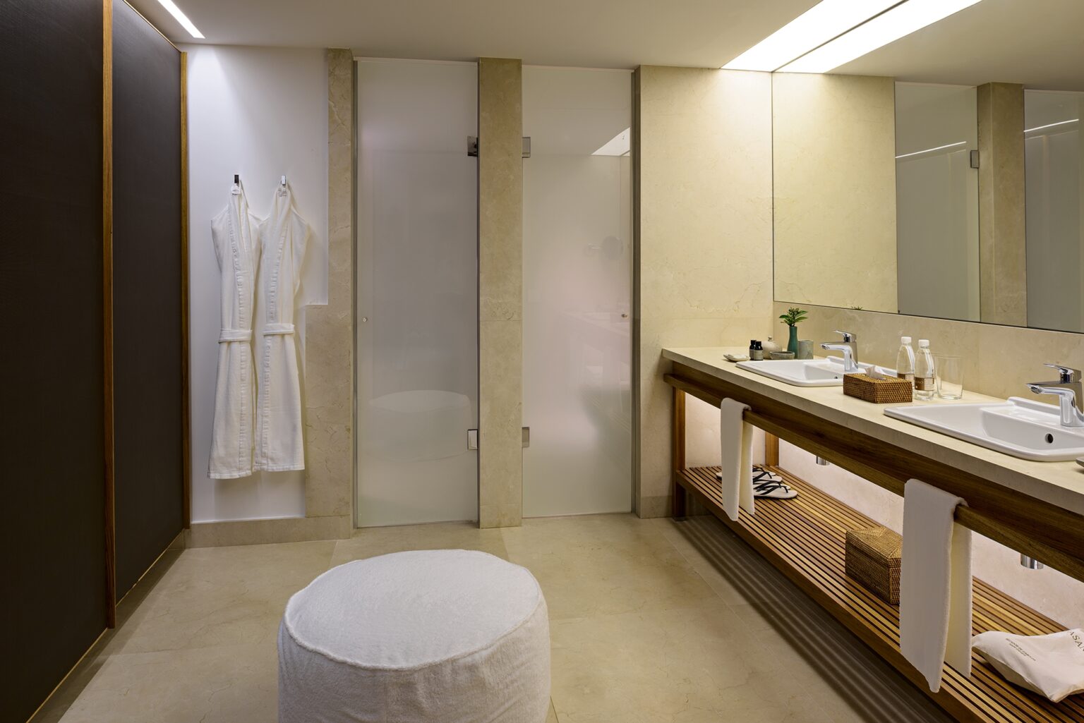 FASANO-ANGRA-DOS-REIS-Bathroom-DLX-Suite.jpg