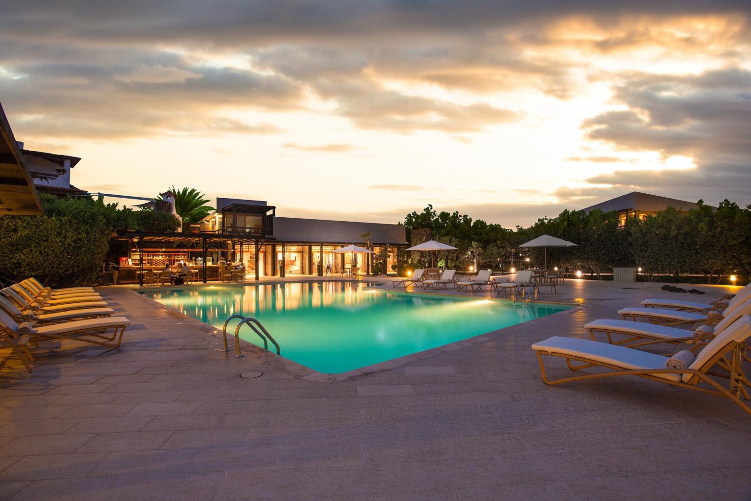 FB00002-Finch-Bay-poolside.jpg