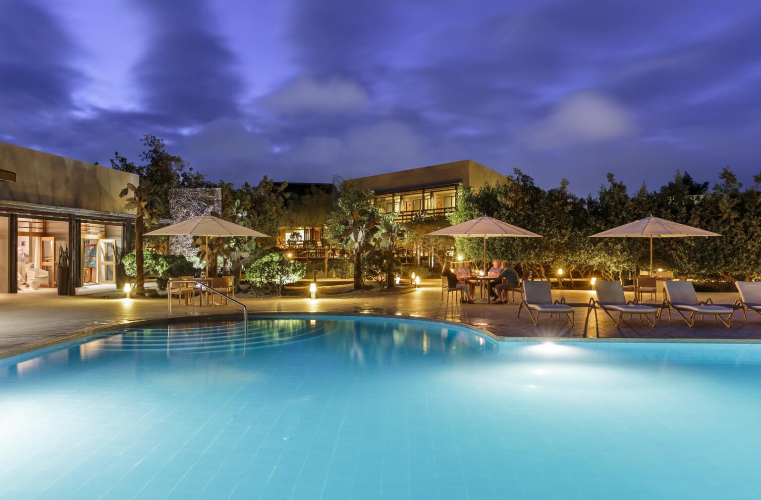 FB00028-Finch-Bay-poolside-hotel.jpg