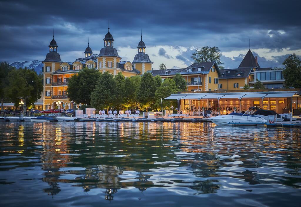Falkensteiner-Schlosshotel-Velden-Austria-widok-z-jeziora.jpg