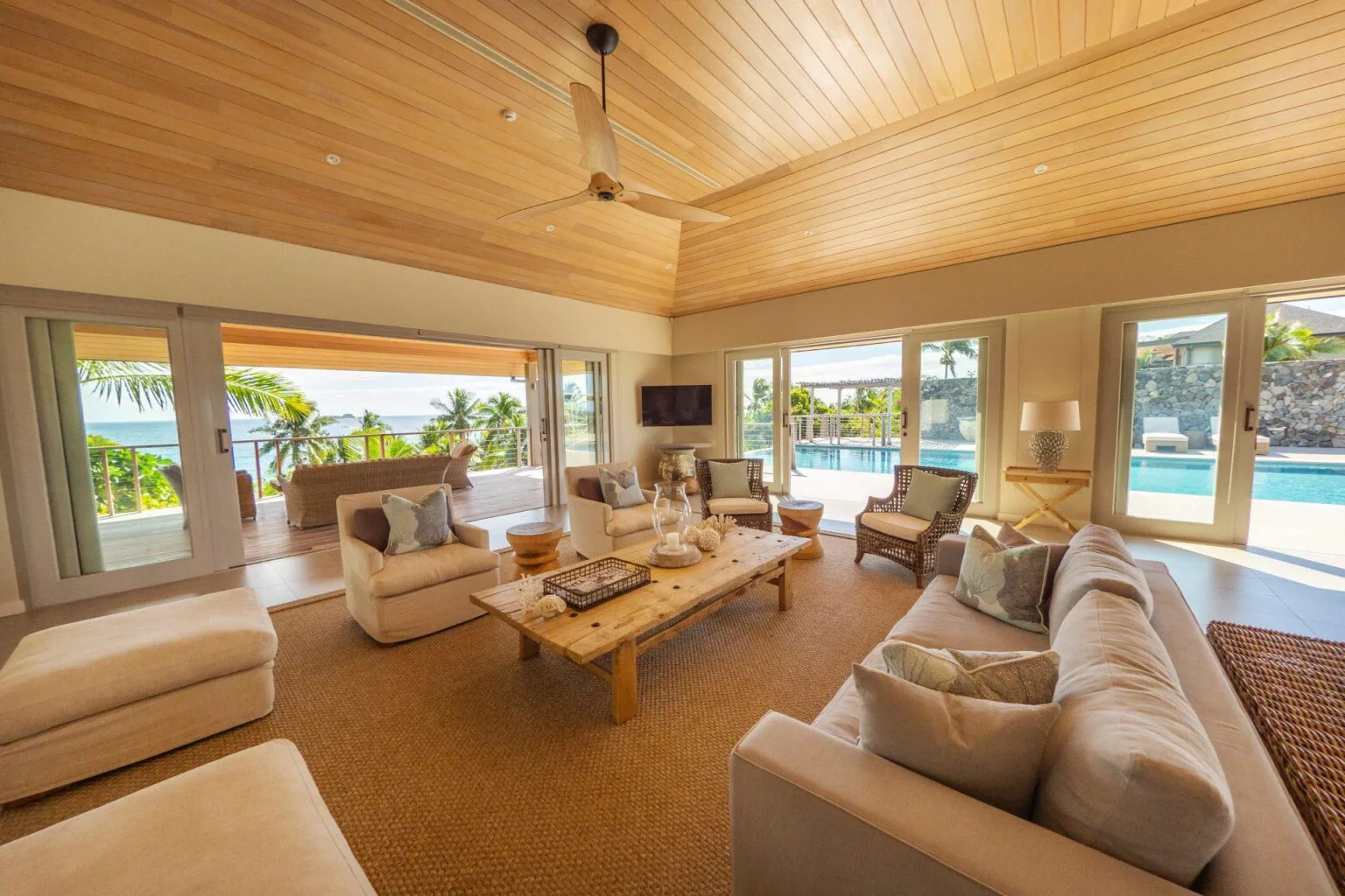 Роскошная резиденция с пятью спальнями-Astrolabe-Living.jpg