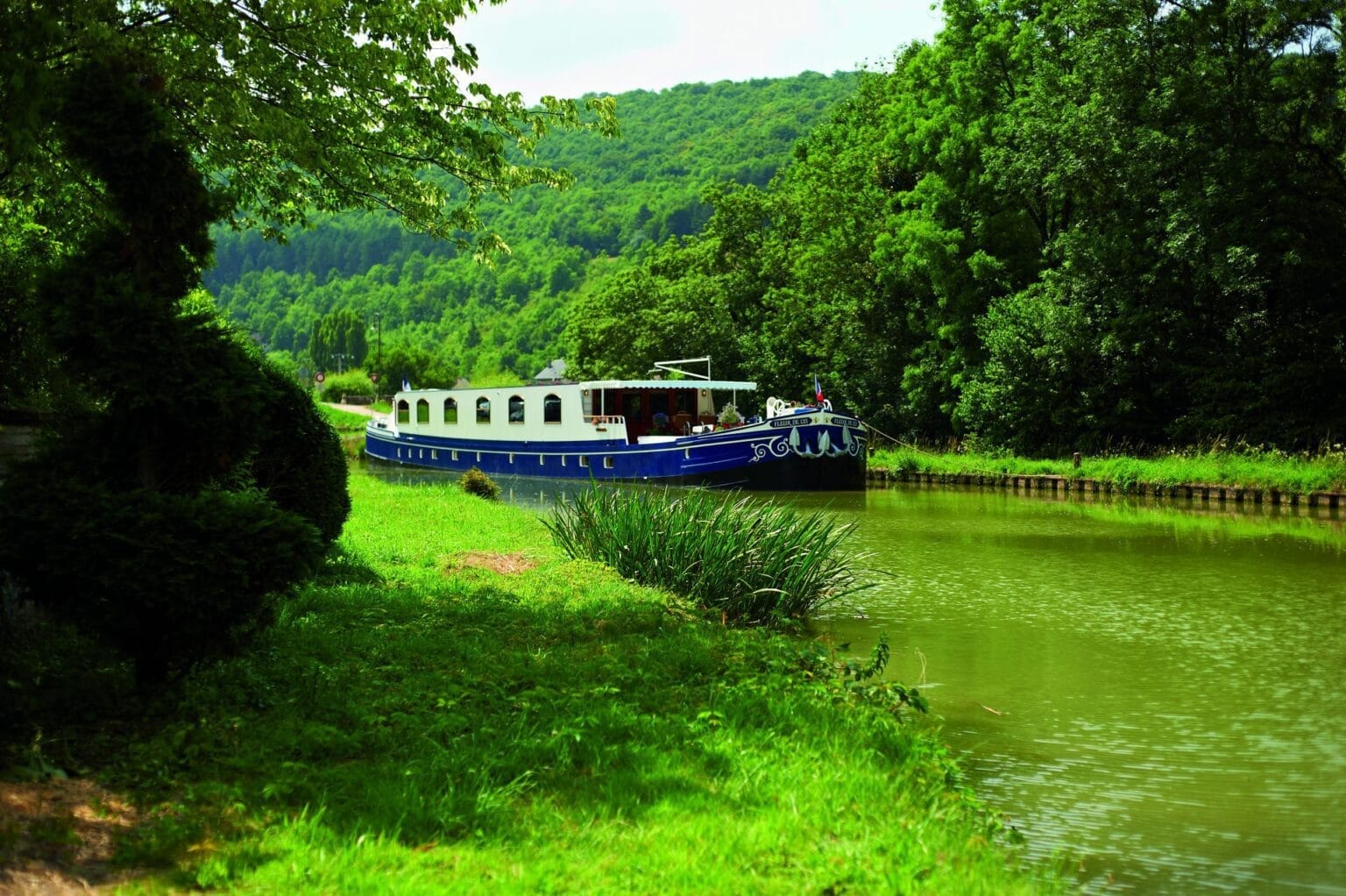 Fleur-de-Lys-luksusowe-barki-we-Francji-luksusowe-rejsy-rzeczne-Francja-ekskluzywne-wakacje-na-statku-1.jpg