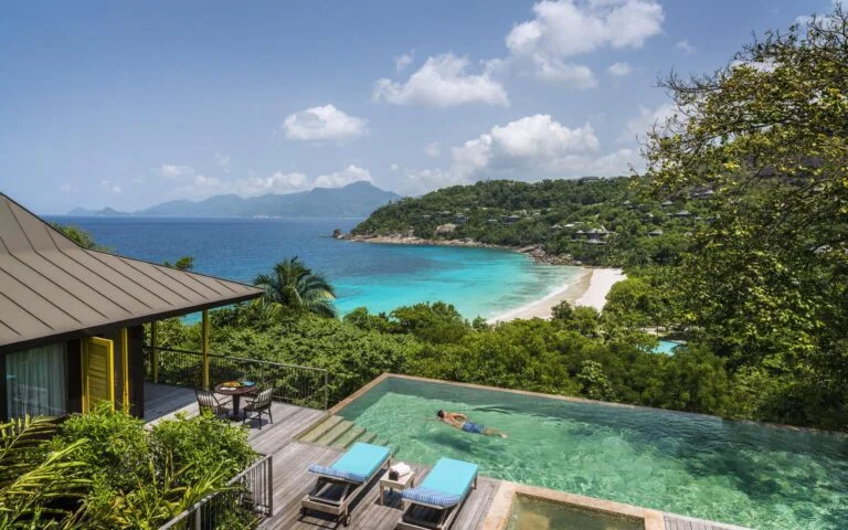 Four Seasons Resort Seychelles, розкішний курорт на гранітному схилі пагорба, ідеальне місце для відпочинку подалі від суєти