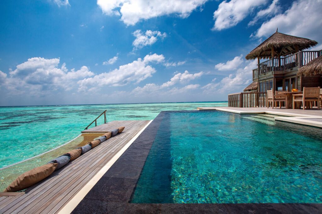 Hotel Gili Lankanfushi - podróż poślubna z widokiem na ocean - znakomity basen z wyjściem do wody oceanu na terenie obiektu