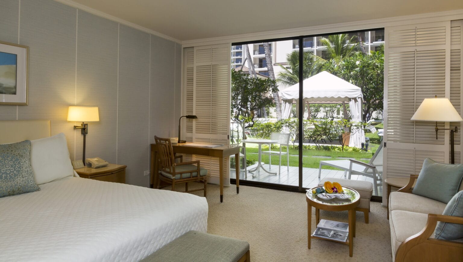 widok na basen i ogród Halekulani