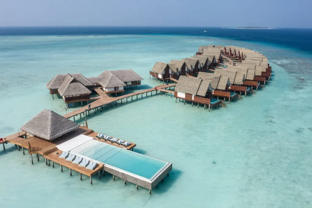 Atrakcyjne oferty all-inclusive Malediwy 2025/2026,Poznaj wyselekcjonowane oferty na wakacje all-inclusive na Malediwach 2025/2026,1. Emerald Maldives Resort &amp; Spa Deluxe All-Inclusive,2. Heritance Aarah - pakiet premium all-inclusive,3. Wyjątkowa oferta all-inclusive Cocoon Maldives,4. Kudadoo Maldives Private Island i usługa „anything,whenever,wherever”,Ayada Maldives,Zaplanujcie wycieczki na Malediwy i ferie zimowe 2026 all inclusive na rajskich wyspach!,Ozen-Reserve,Hotel Ozen Reserve Bolifush,9. Hotel Pullman Maldives Maamutaa,Hotel Lily Beach Resort