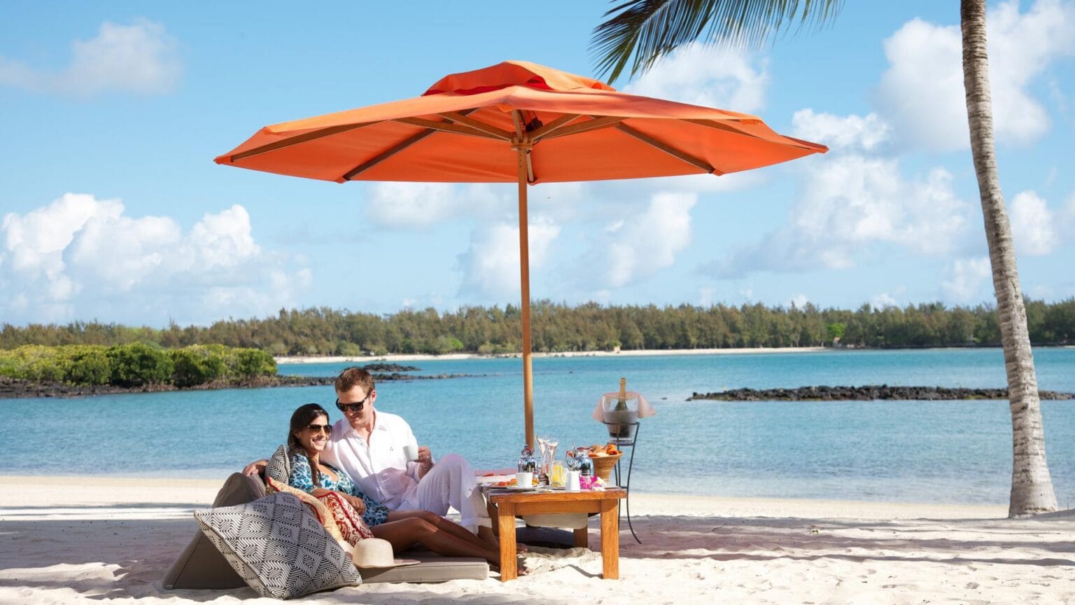 Hi_51287750_CLPMJBA13_BeachCouple02.jpg