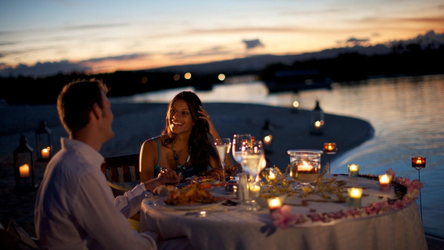 Hi_51287846_CLPMJBA13_RomanticDinner.jpg
