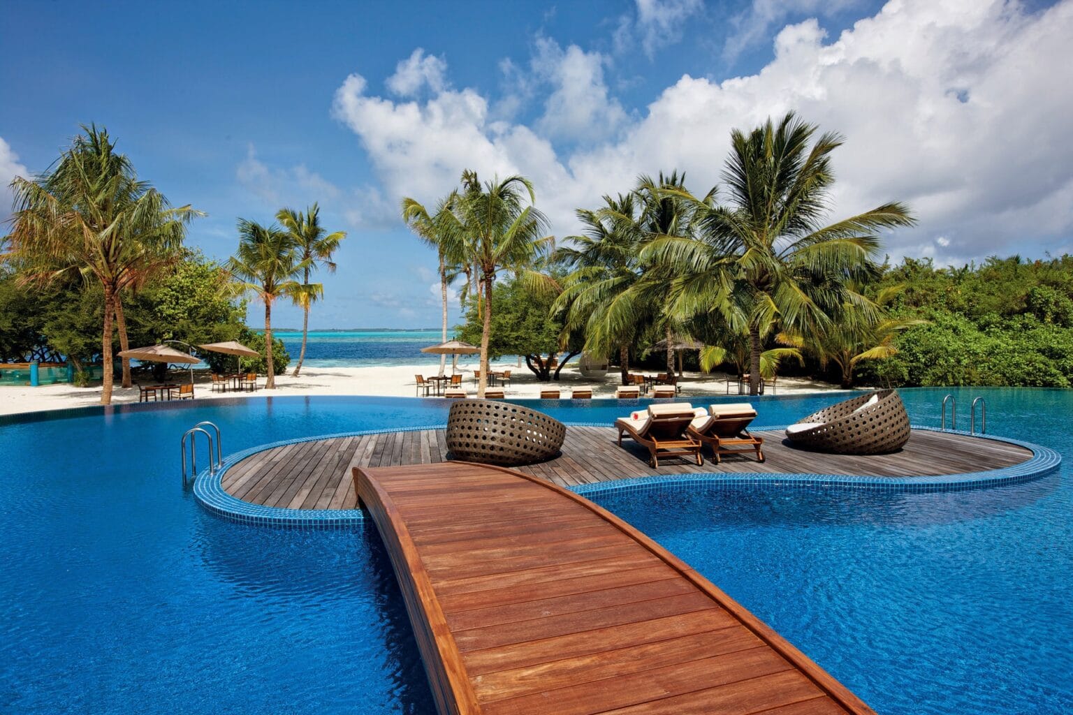 Hideaway-Maldives_Meeru-Bar-pool.jpg