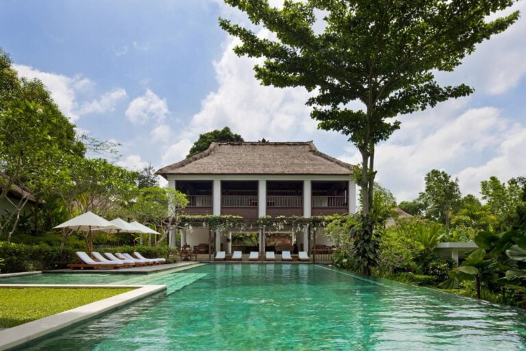 Wybierając się na Bali spędź czas w wyjątkowym hotelu COMO Uma Ubud,Poznaj kuchnię Indonezyjską i skorzystaj z lekcji gotowania,Wycieczki zorganizowane do świątyni Tanah Lot,Zobacz wulkan Batur oraz przepłyń rzekę Ayung