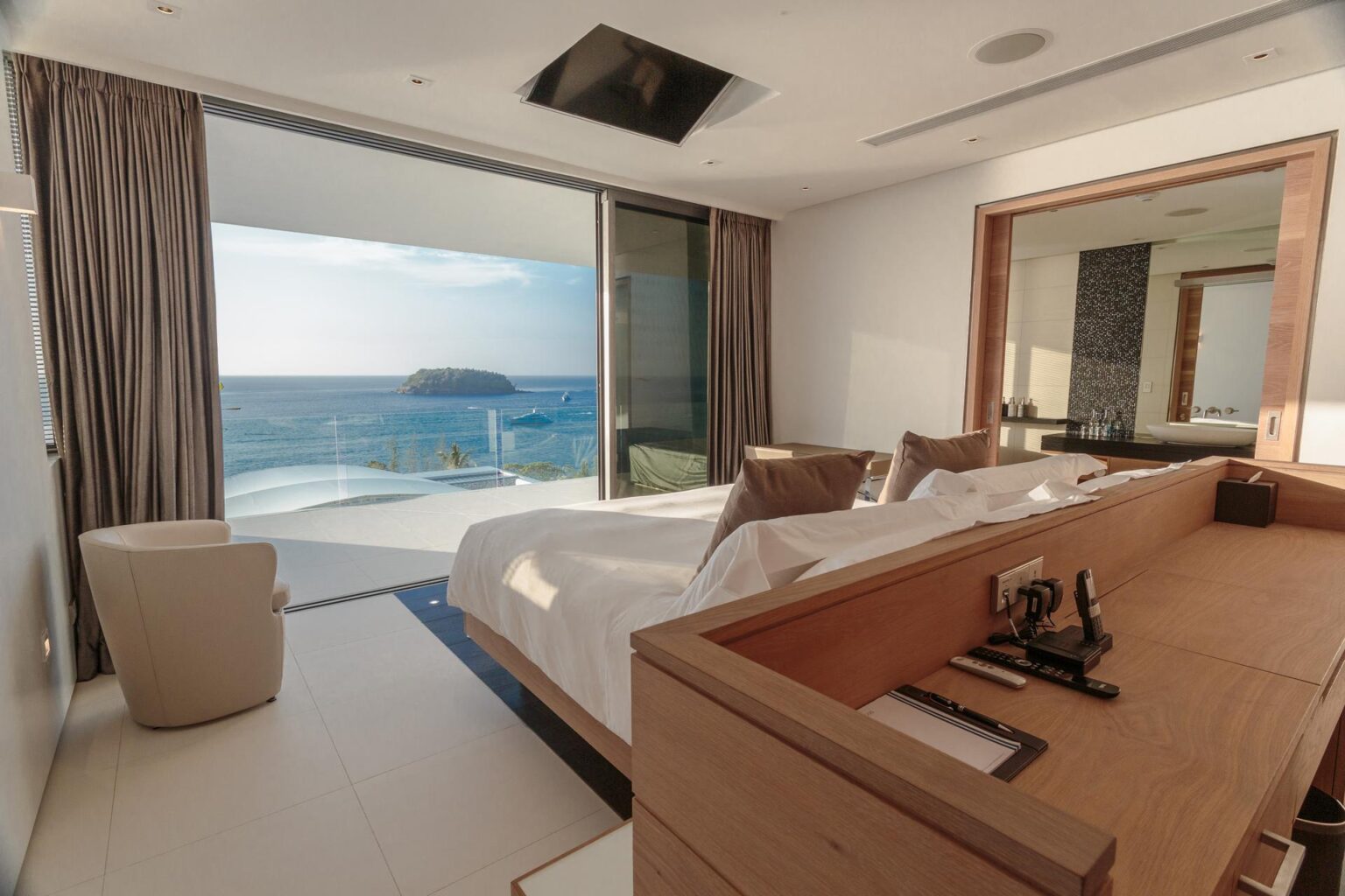 IMG_8168_skyvillathreebed_day_masterbedroom_oceanview.jpg