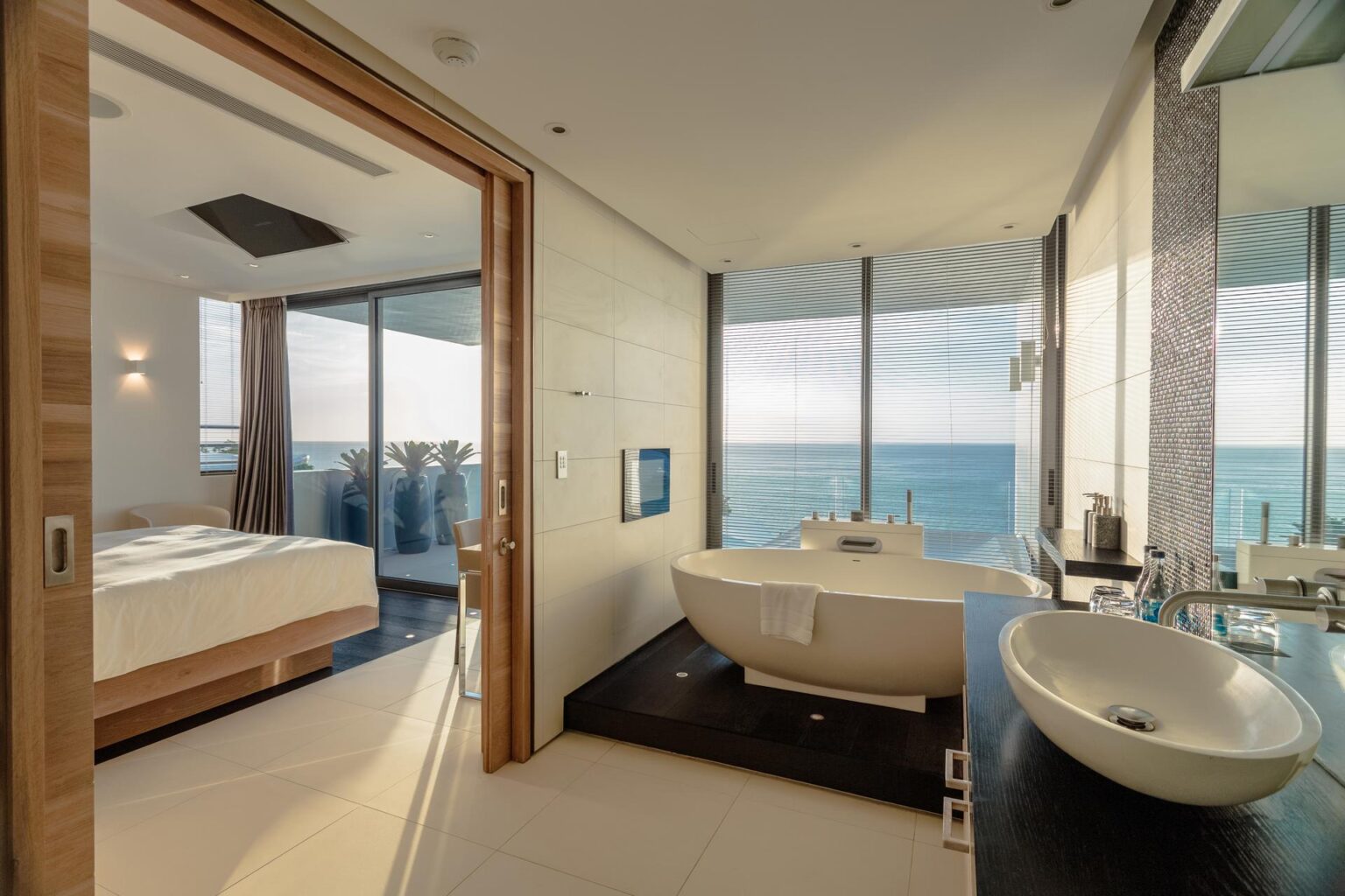 IMG_8182_skyvillathreebed_day_bathroom_oceanview.jpg