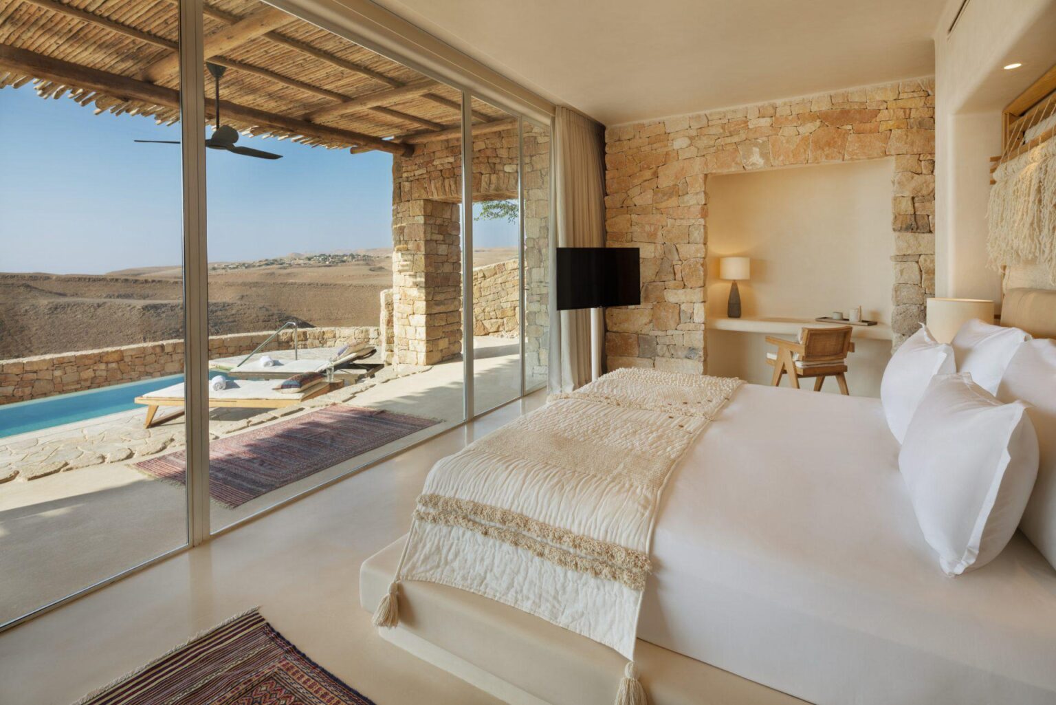 Izrael-Pustynia-Negev-Six-Senses-Shaharut-Panorama_Pool_Villa-bedroom_8034-A4.jpg