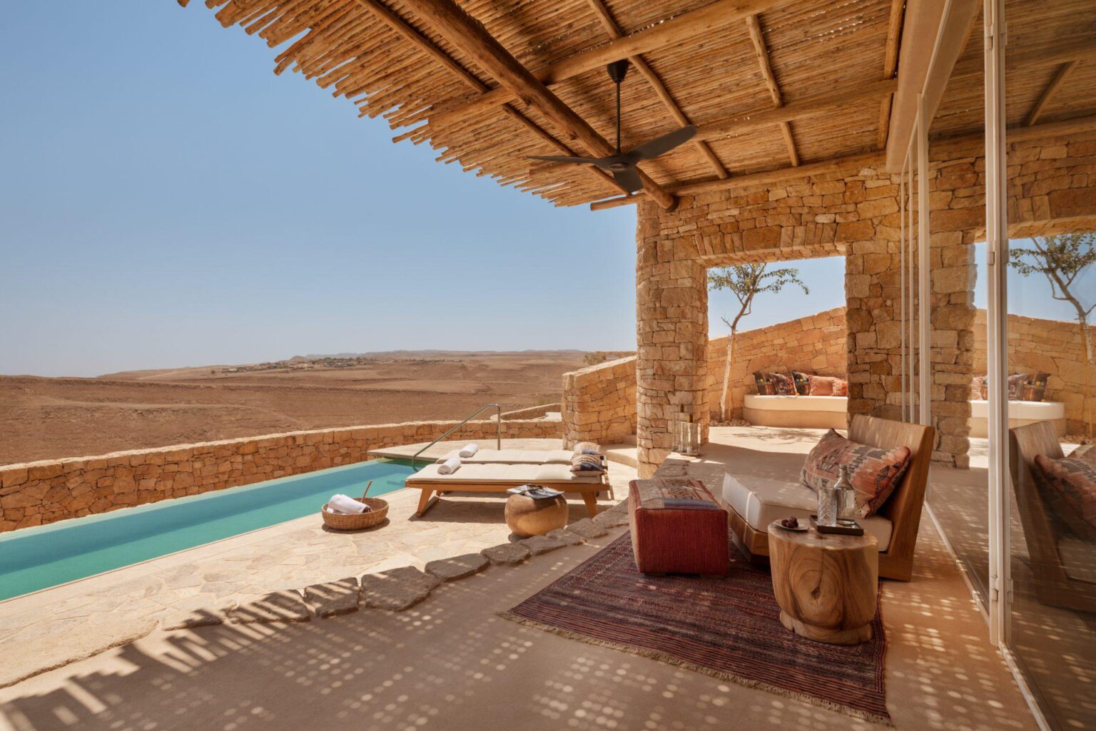 Izrael-Pustynia-Negev-Six-Senses-Shaharut-Panorama_Pool_Villa-outdoor_terrace2_8040-A4.jpg