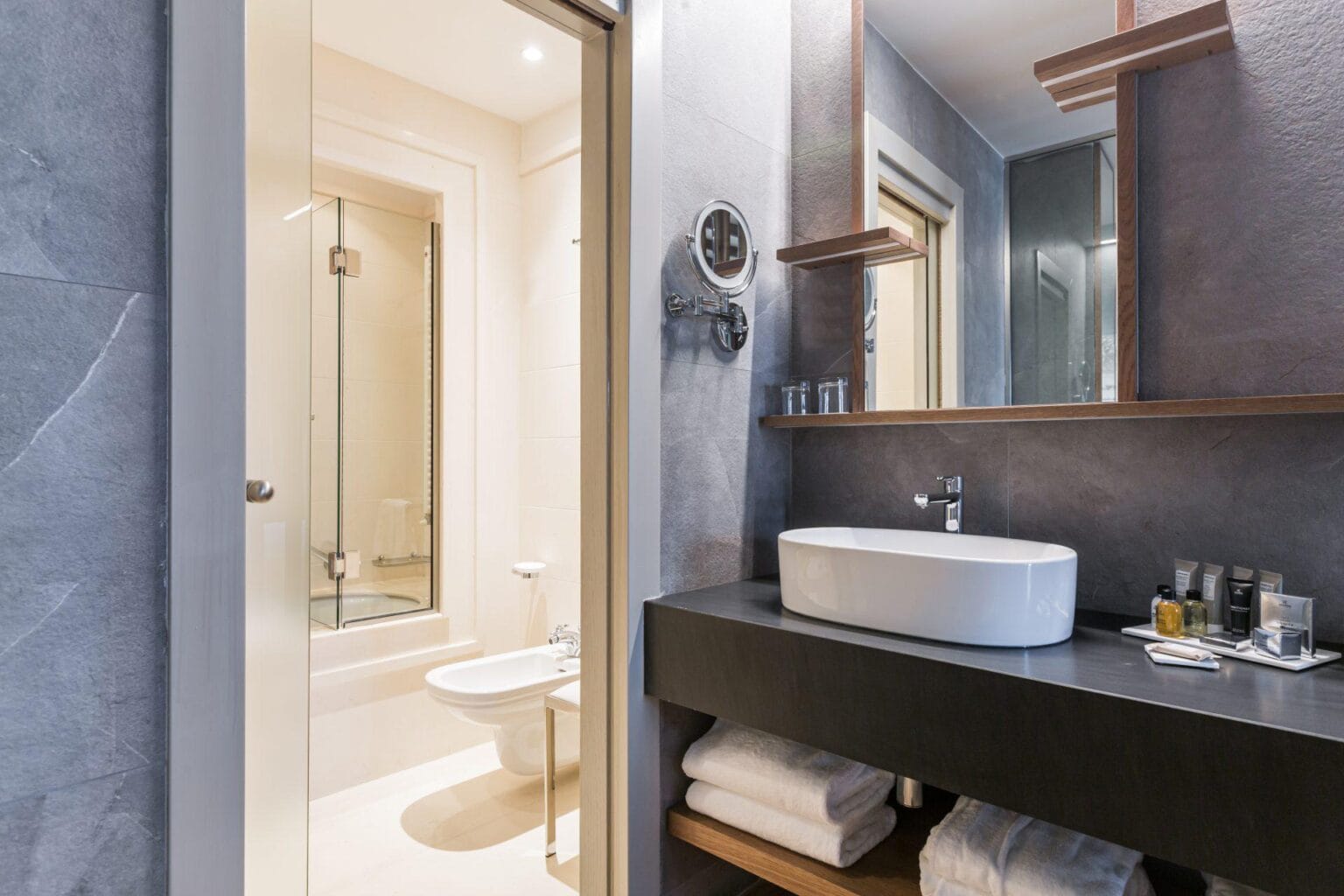 Junior-Suite-bathroom