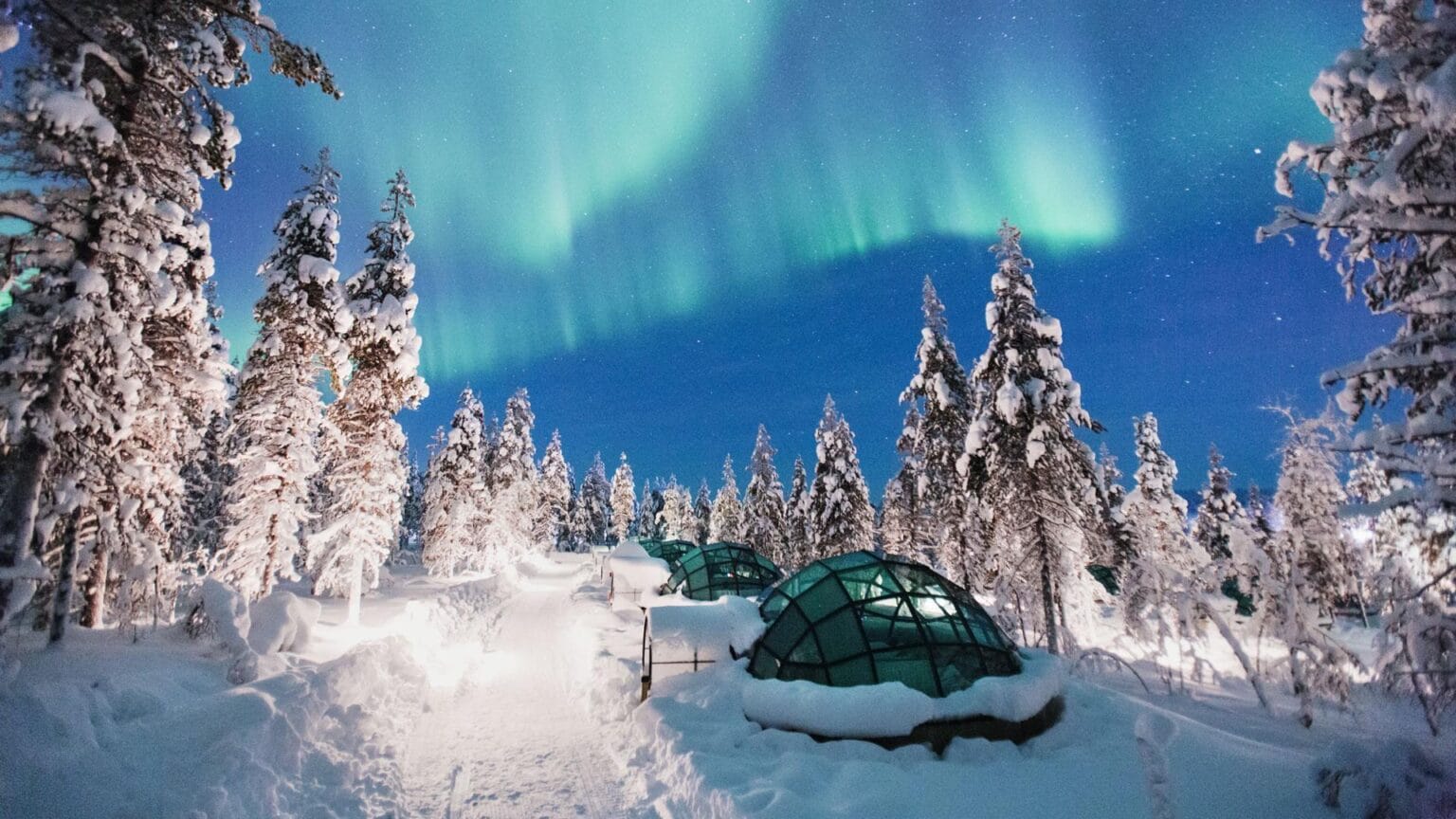 Kakslauttanen-glass-igloos-Northern-Lights-3.jpg