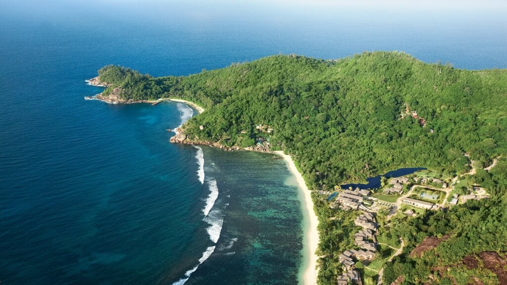 Kempinski Seychelles Resort,Hotel położony nad zatoką Lazare,Bliskość lotniska i gór na Seszelach