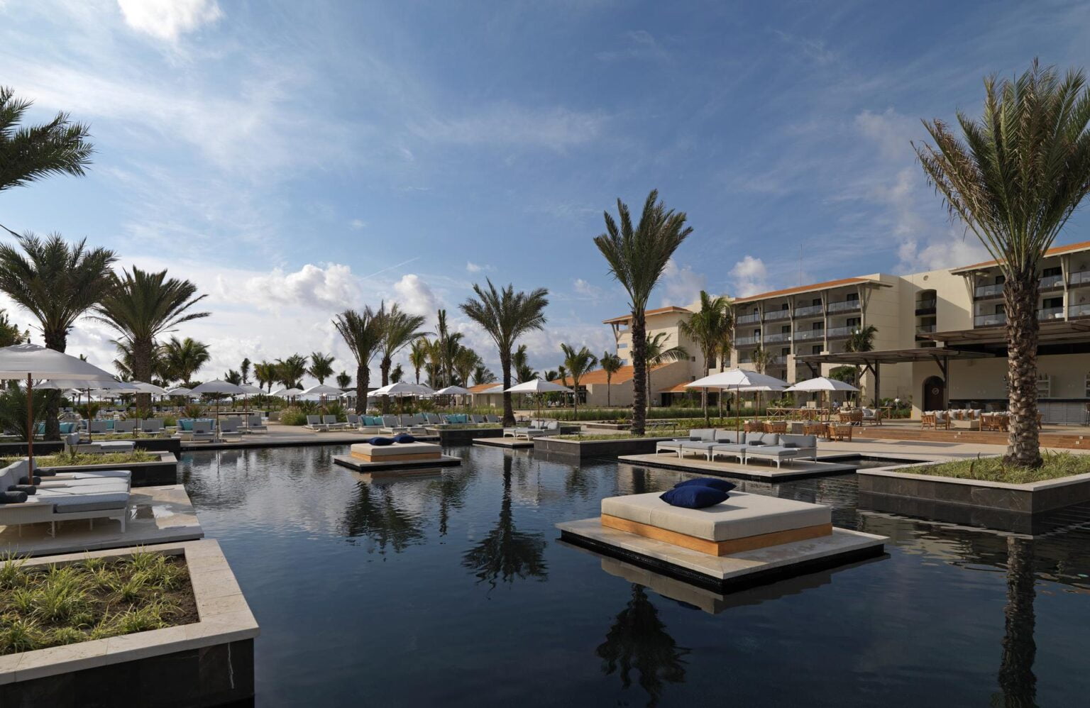 La-UNICA-Pool.jpg