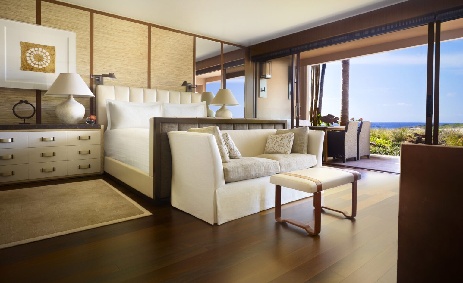 sypialnia z małą sofą przed łóżkiem Four Seasons Resort Lanai